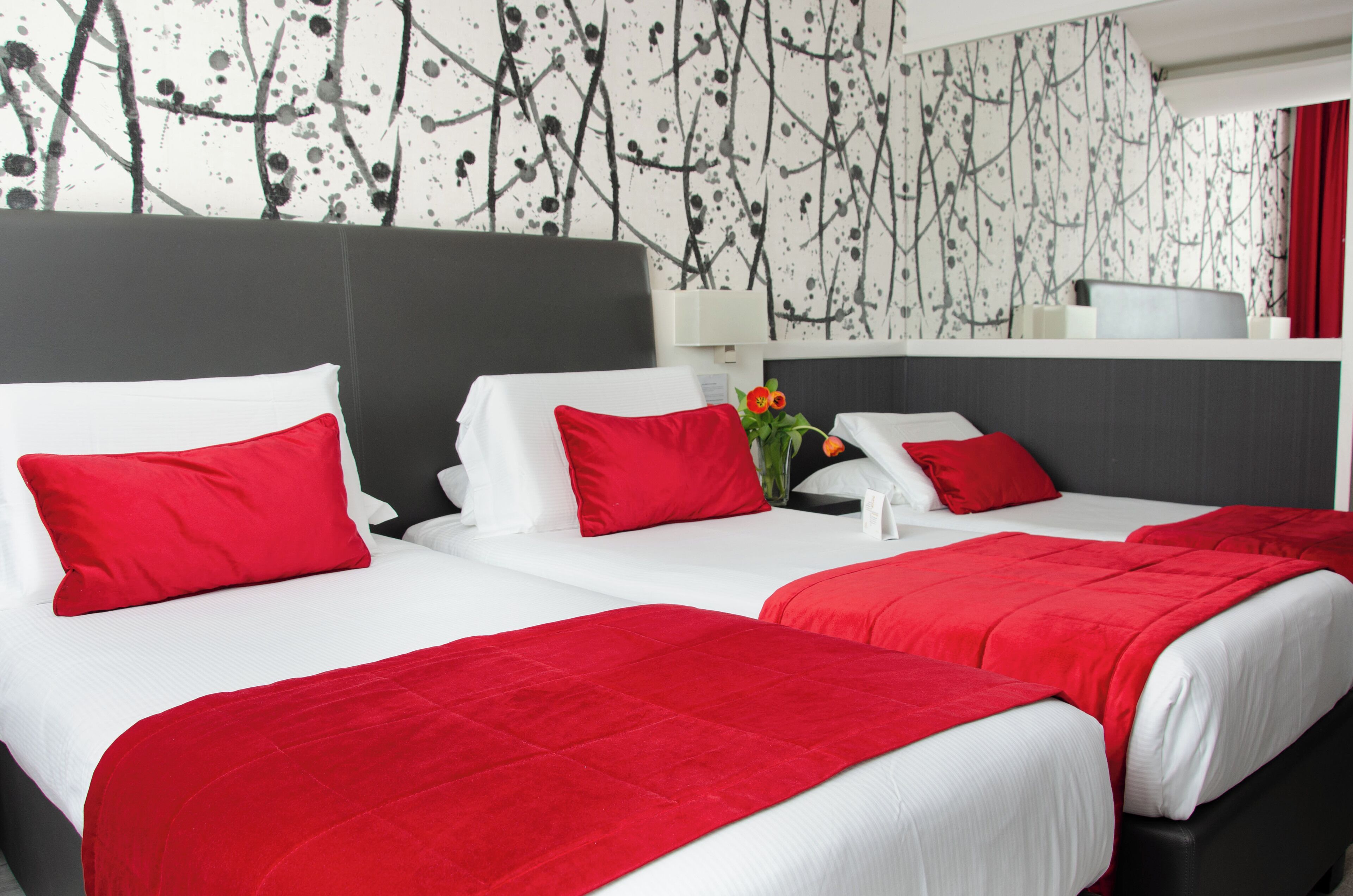 标准三人房 | 高档床上用品、迷你吧、客房内保险箱、办公桌