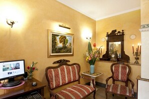 Lobby sitting area - Hotel Montreal (Rome)