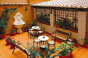 Outdoor dining - Hotel Montreal (Rome)