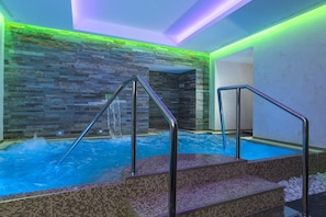 Couples treatment rooms, sauna, hot tub, steam room, body treatments
