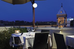 Se sirven cenas y cocina italiana, restaurante con mesas al aire libre 