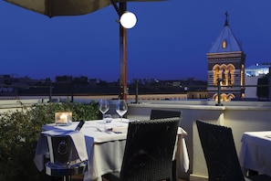 Dinner served, Italian cuisine, alfresco dining 