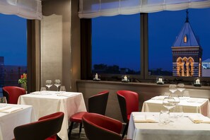 Se sirven cenas y cocina italiana, restaurante con mesas al aire libre 