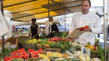 Ein Marktstand mit verschiedenen frischen Gemüsesorten und Früchten.