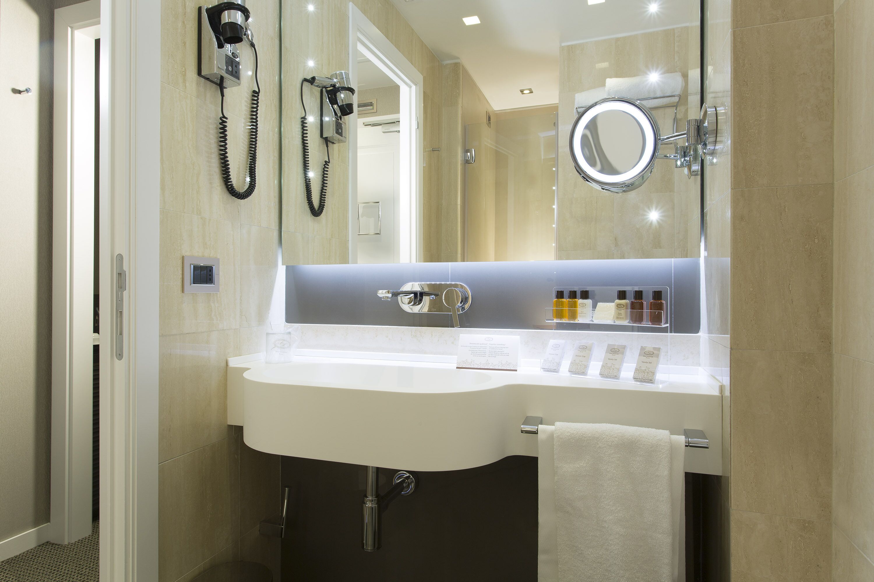 basic double room | bathroom | towels