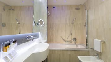 Een moderne badkamer met een grote spiegel, twee wastafels, een badkuip en een douche.