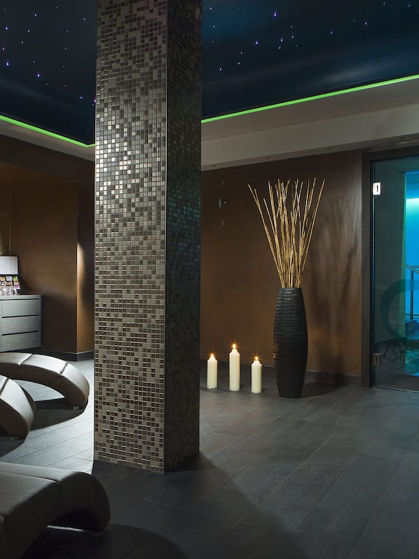 Couples treatment rooms, sauna, hot tub, steam room, body treatments