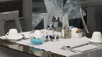 Dagelijks ontbijtbuffet (EUR 14 per persoon)