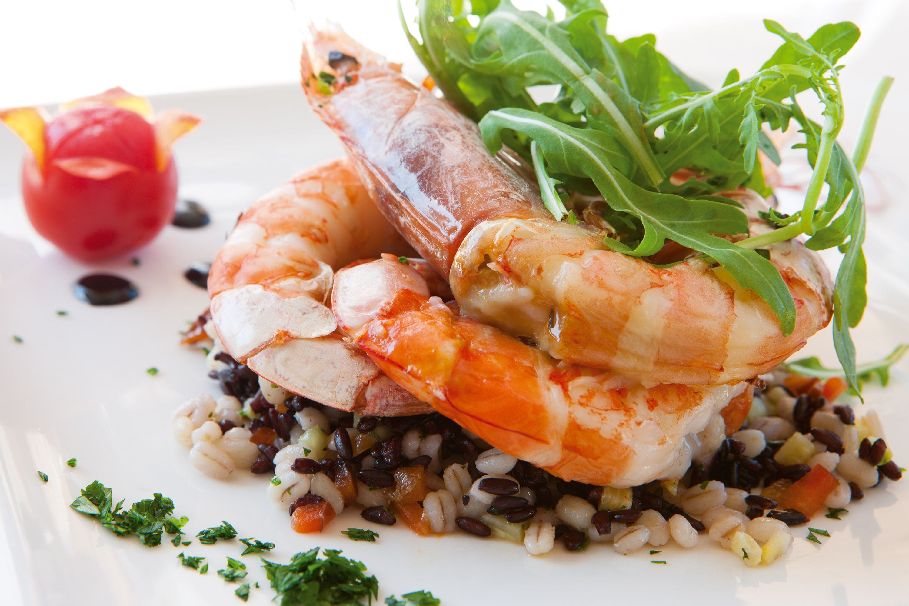 Un plat de menjar amb gambes i cereals.