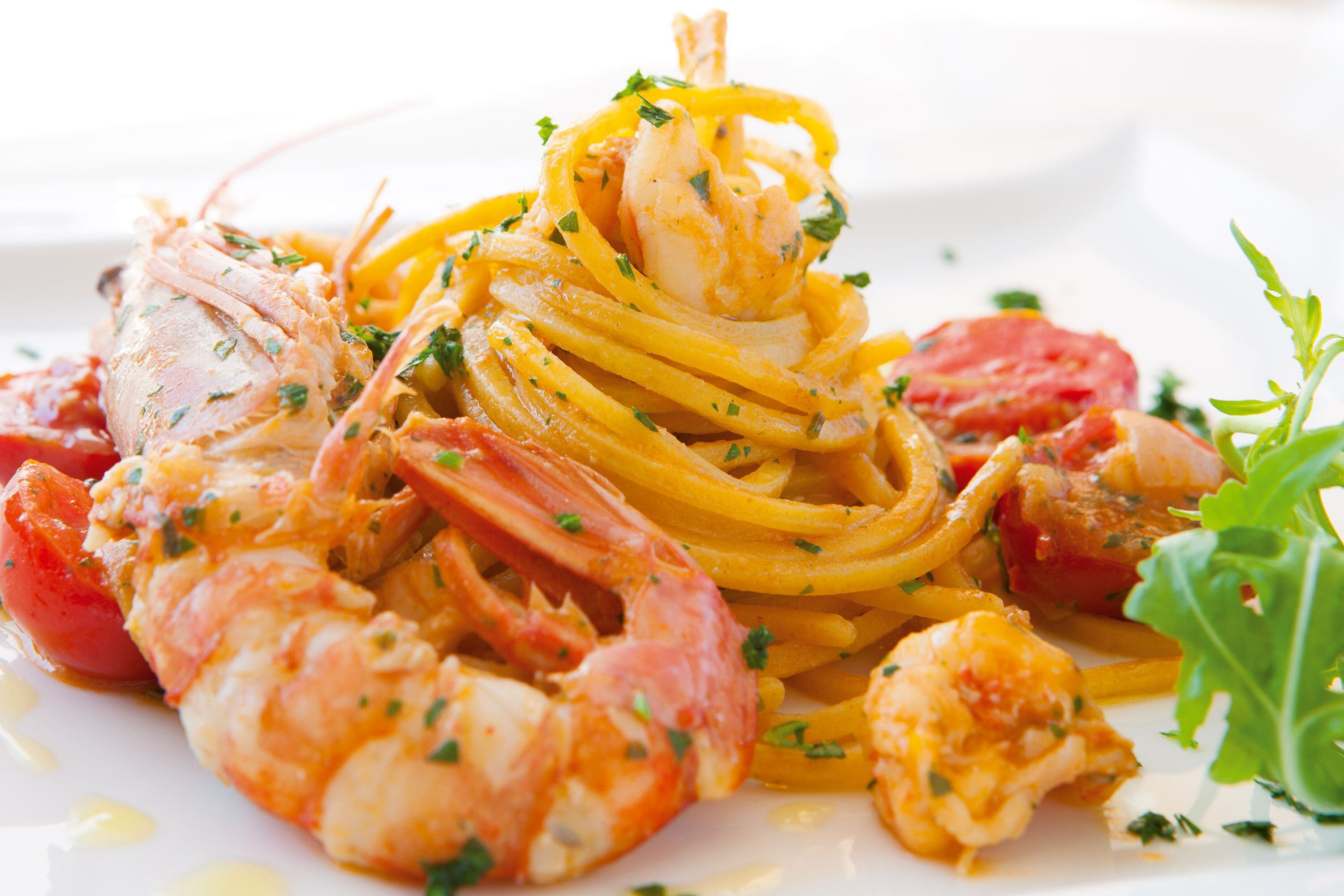 Pasta mit Garnelen und Tomaten.