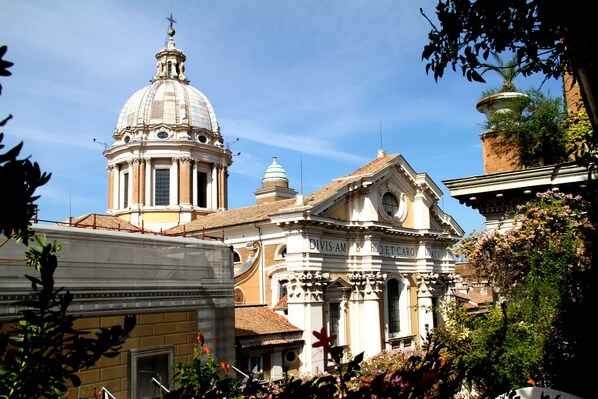 A historic building with a prominent dome and classical architecture. - Grand Hotel Plaza (Rome)