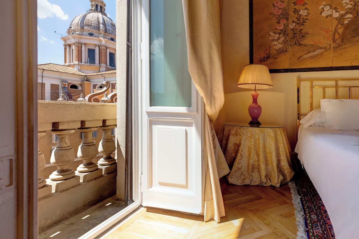 Premium bedding, down duvets, free minibar items, in-room safe