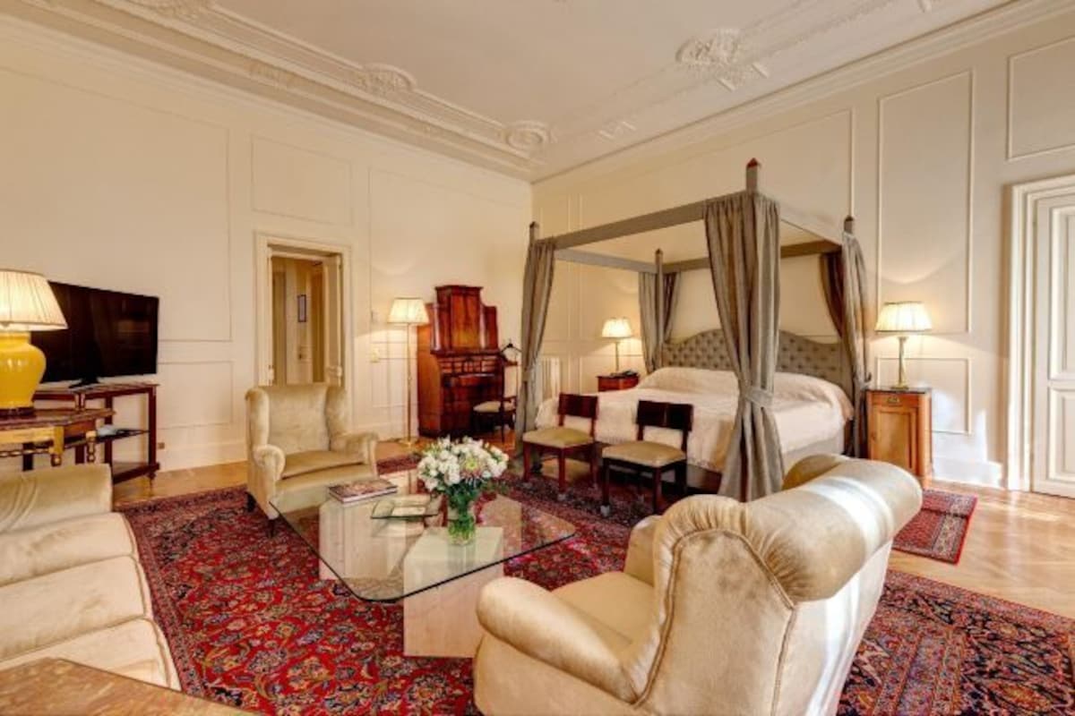 Premium bedding, down duvets, free minibar items, in-room safe