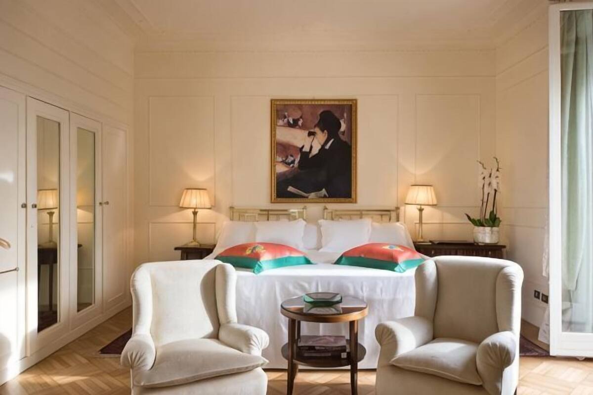Premium bedding, down comforters, minibar (some free items)