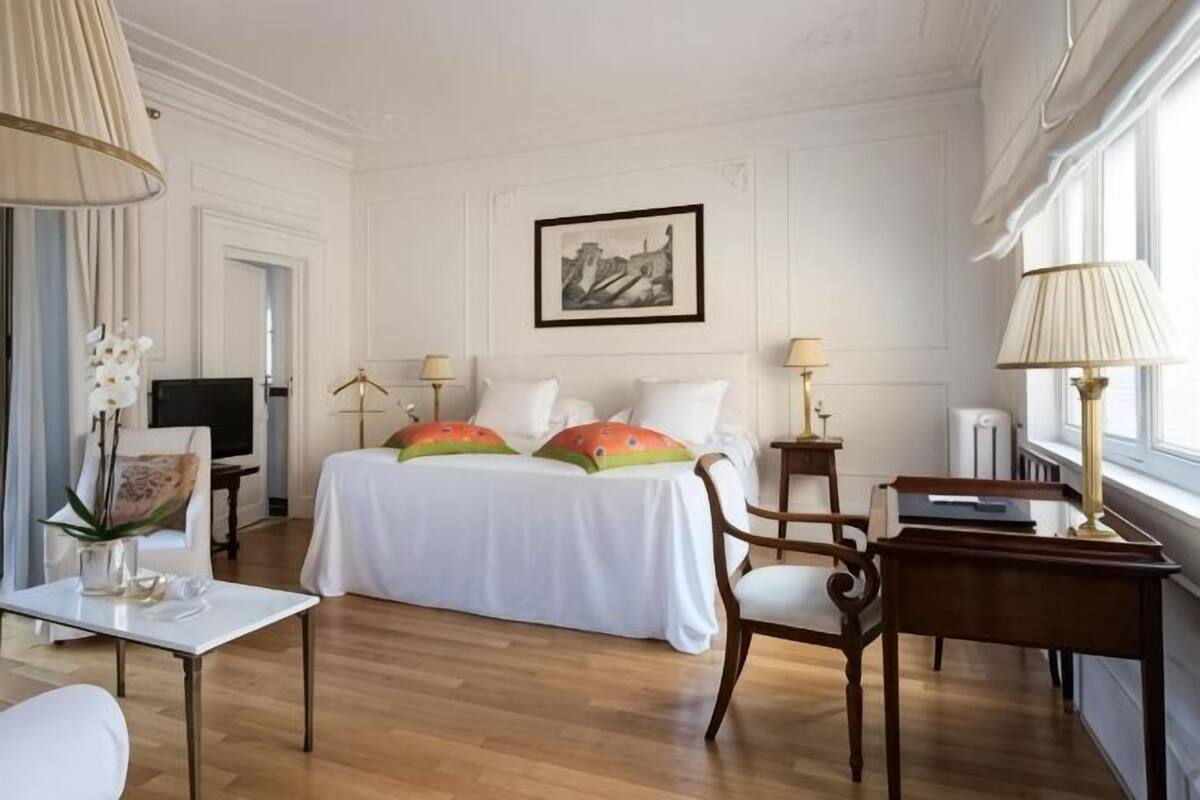 Premium bedding, down comforters, minibar (some free items)