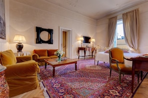 Plaza Suite | 1 bedroom, premium bedding, down comforters, free minibar items