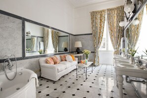 Designer-Toilettenartikel, Haartrockner, Bademäntel, Bidet