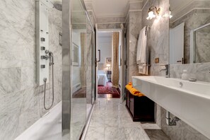 Deluxe Double Room, Balcony, City View | Bathroom | Designer toiletries, hair dryer, bathrobes, bidet - Grand Hotel Plaza (Rome)