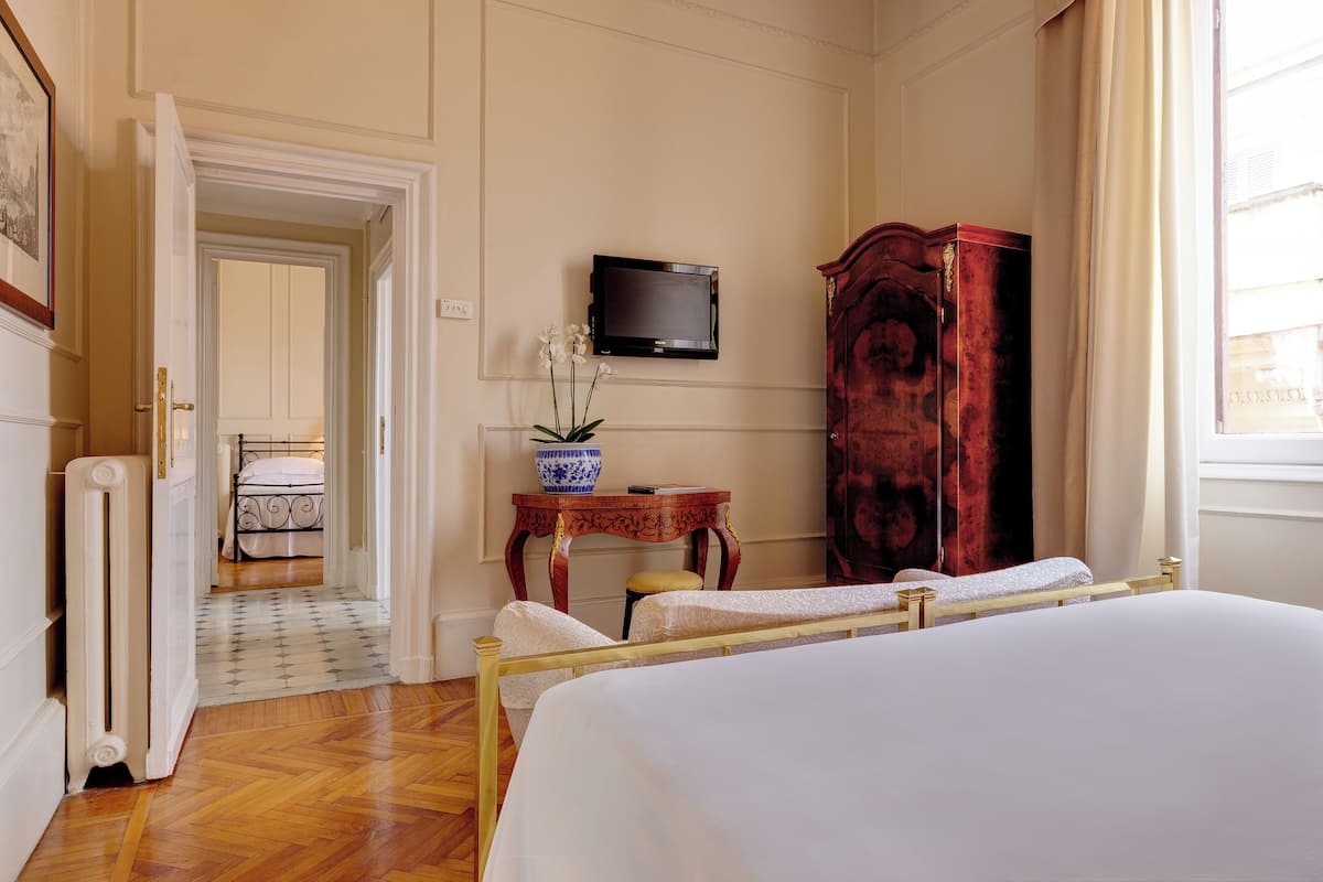 Premium bedding, down duvets, free minibar items, in-room safe