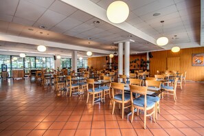 供应早餐、午餐和晚餐