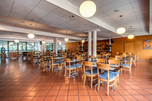 Petit déjeuner, déjeuner et dîner servis sur place