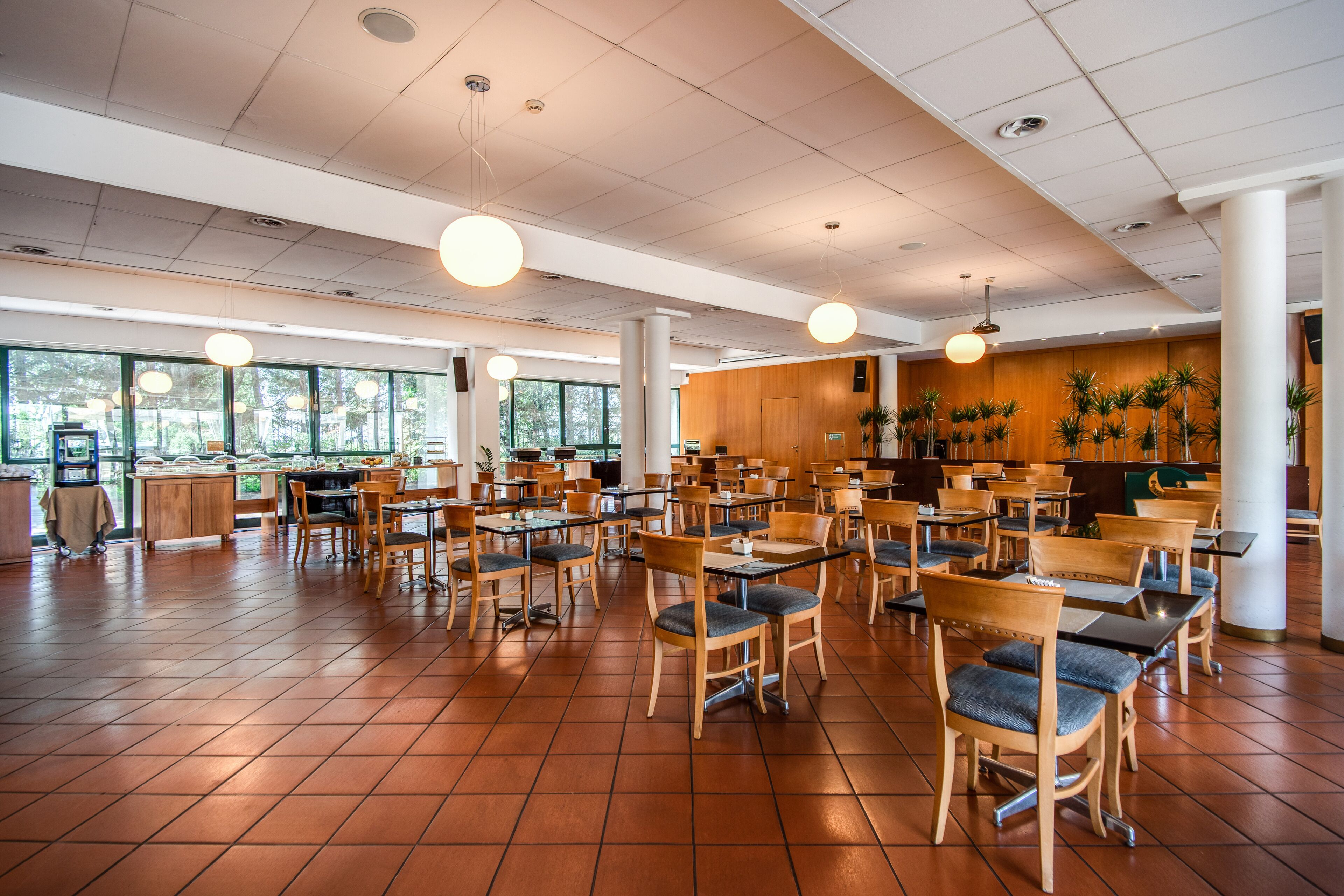 Tägliches Frühstücksbuffet (10 EUR pro Person)