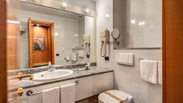 Kostenlose Toilettenartikel, Haartrockner, Bidet, Handtücher