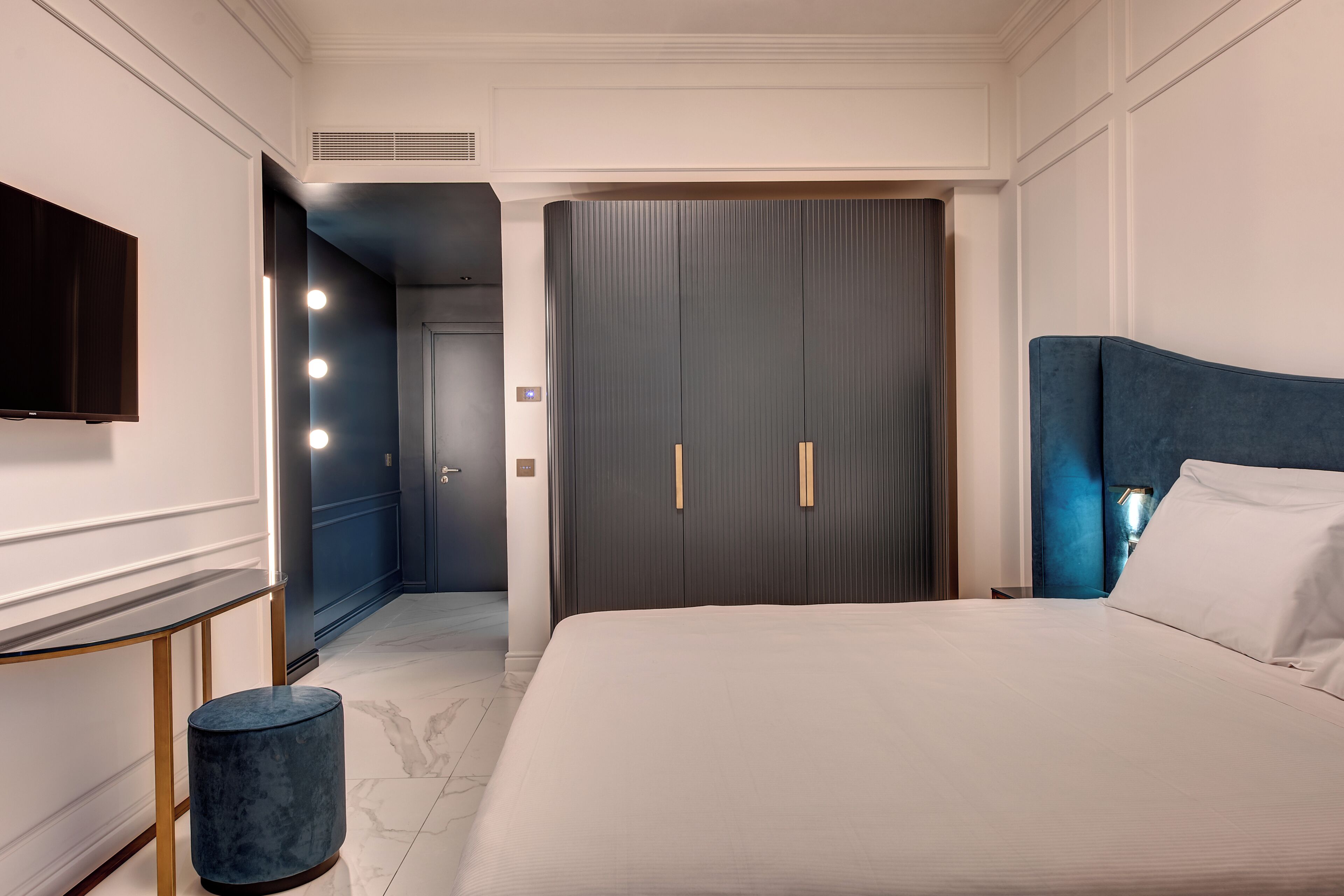 Roupas de cama antialérgicas, frigobar, cofres nos quartos, escrivaninha