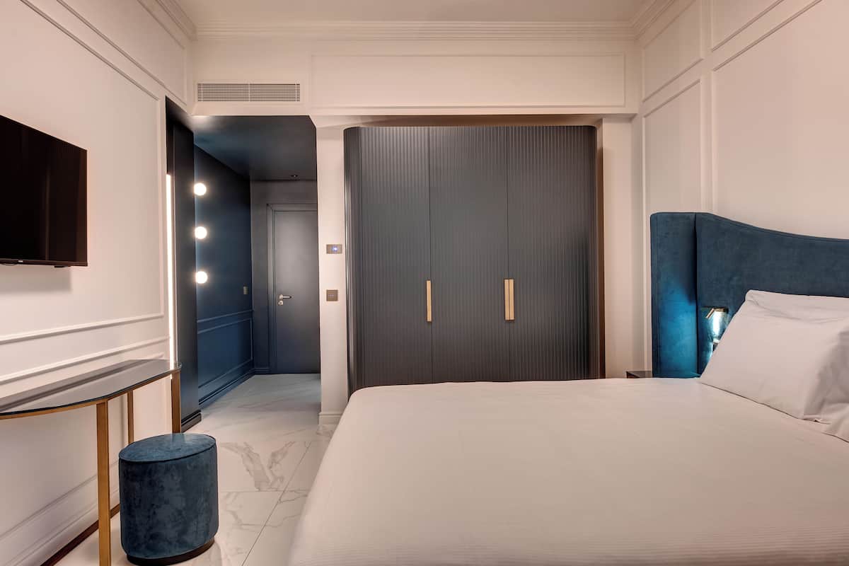 Roupas de cama antialérgicas, frigobar, cofres nos quartos, escrivaninha