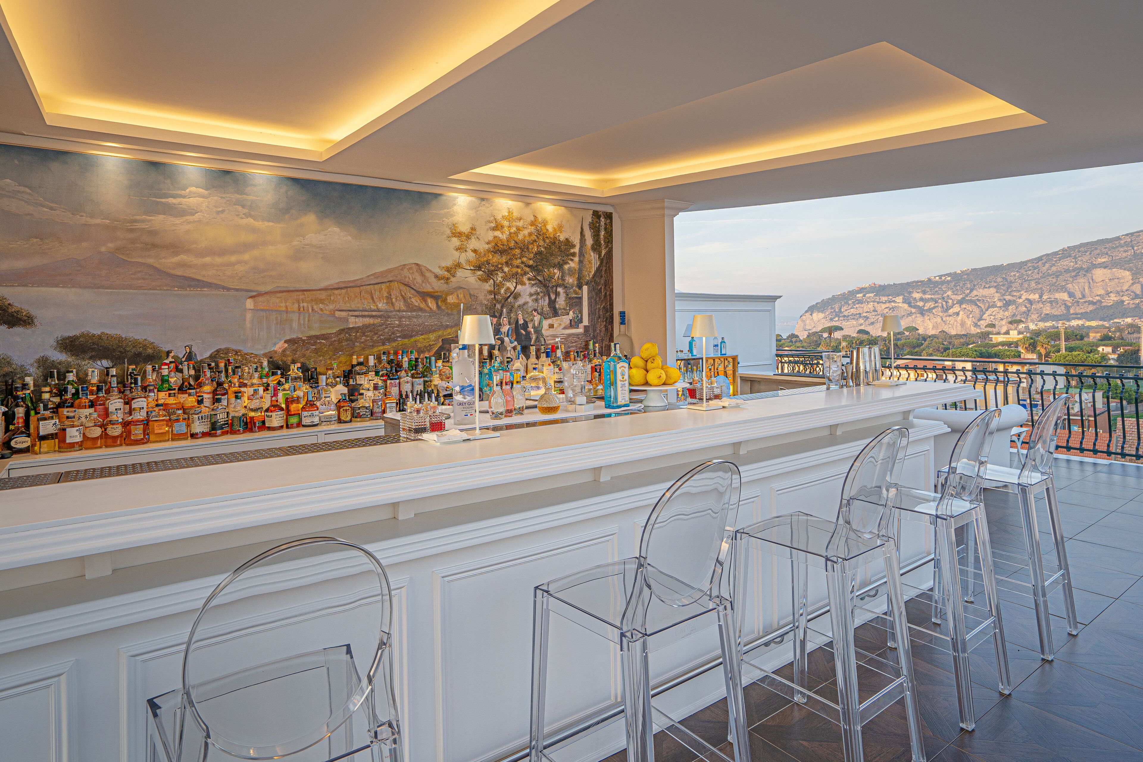 2 bars/lounges, rooftop bar