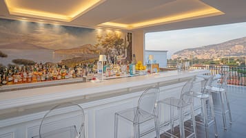 2 bars/lounges, rooftop bar