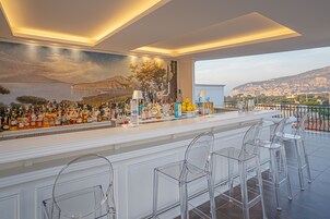 2 bars/lounges, rooftop bar