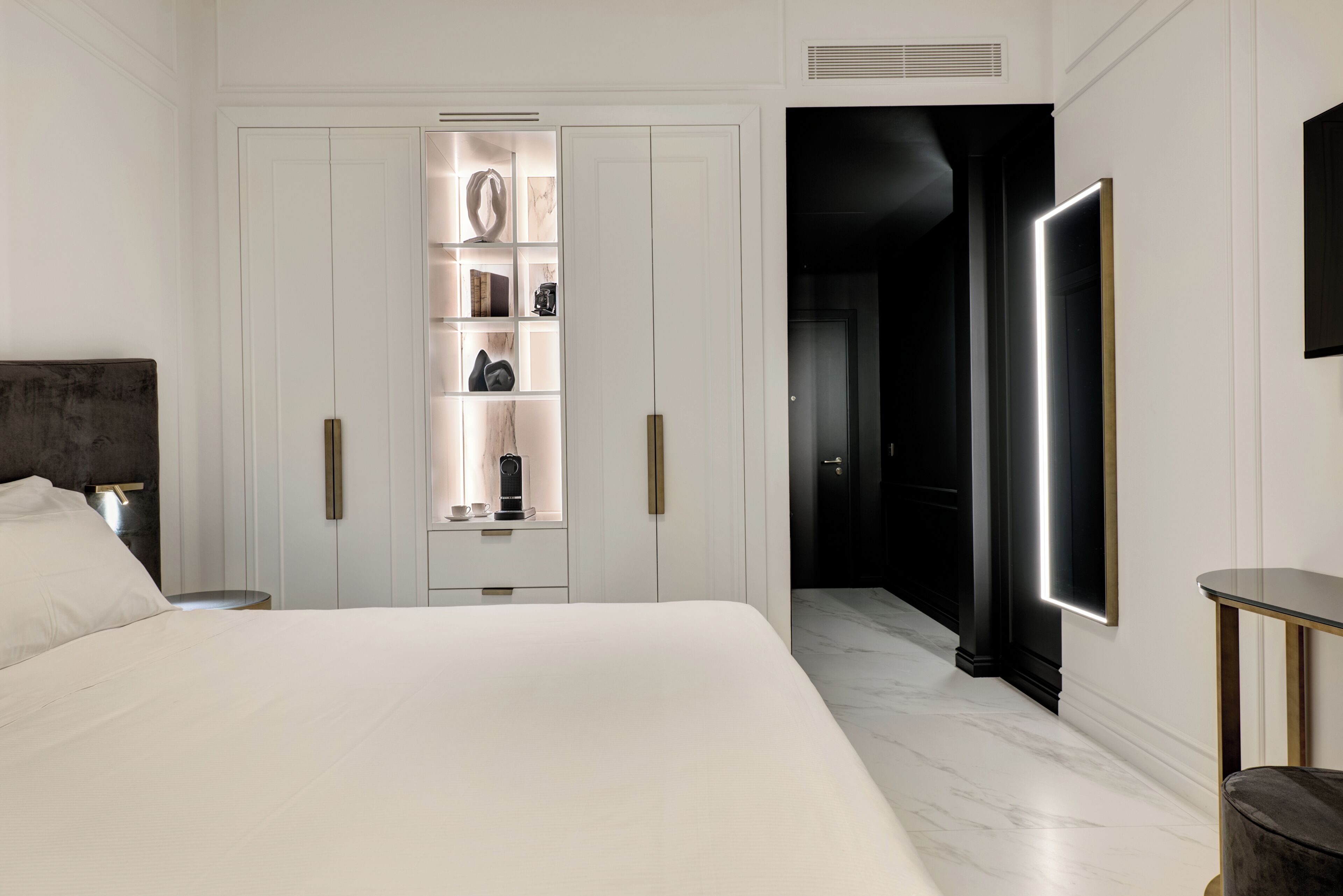 Habitación superior, vistas a la piscina | Ropa de cama de alta calidad, minibar, caja fuerte y escritorio