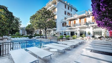 Minibar, in-room safe, desk, blackout curtains