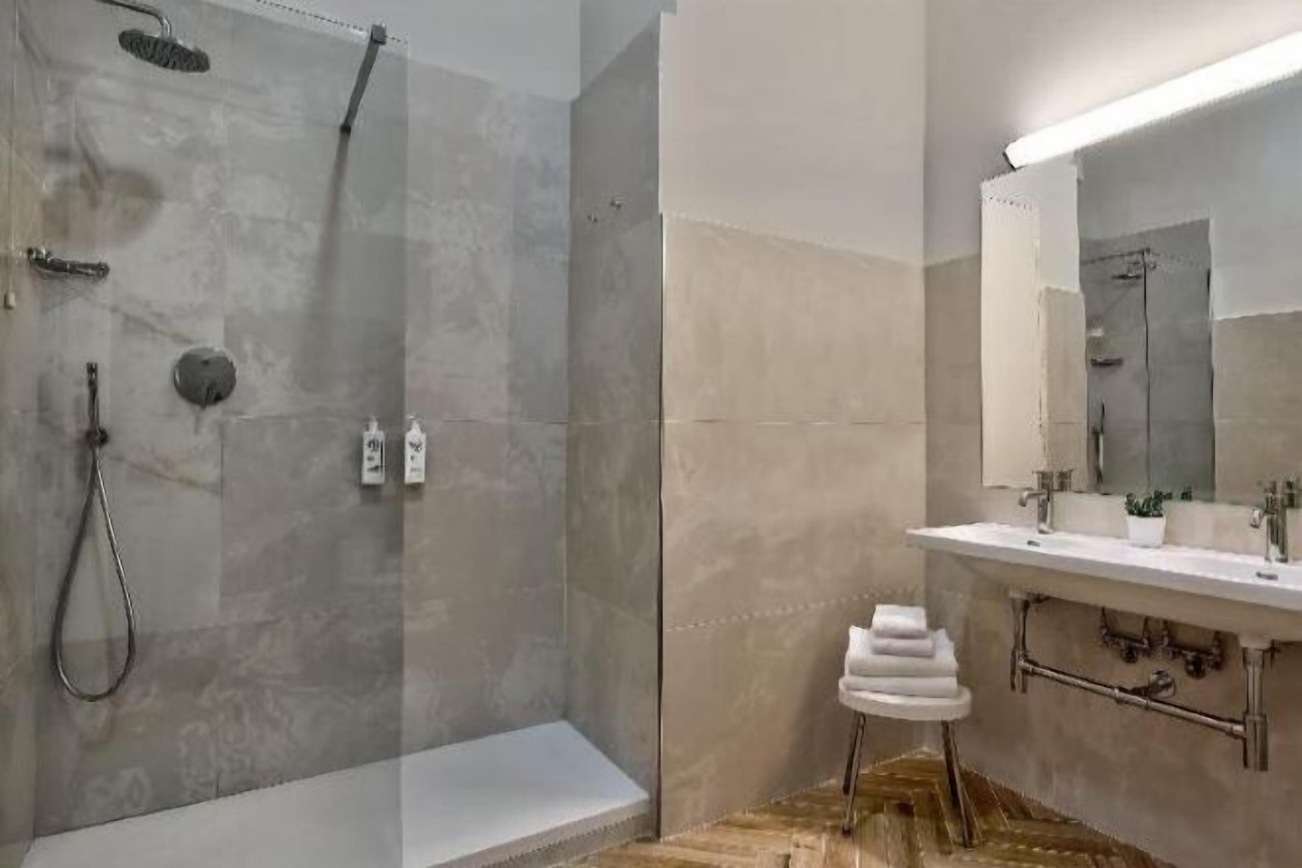 Bathroom | Combined shower/tub, rainfall showerhead, hair dryer, bidet
