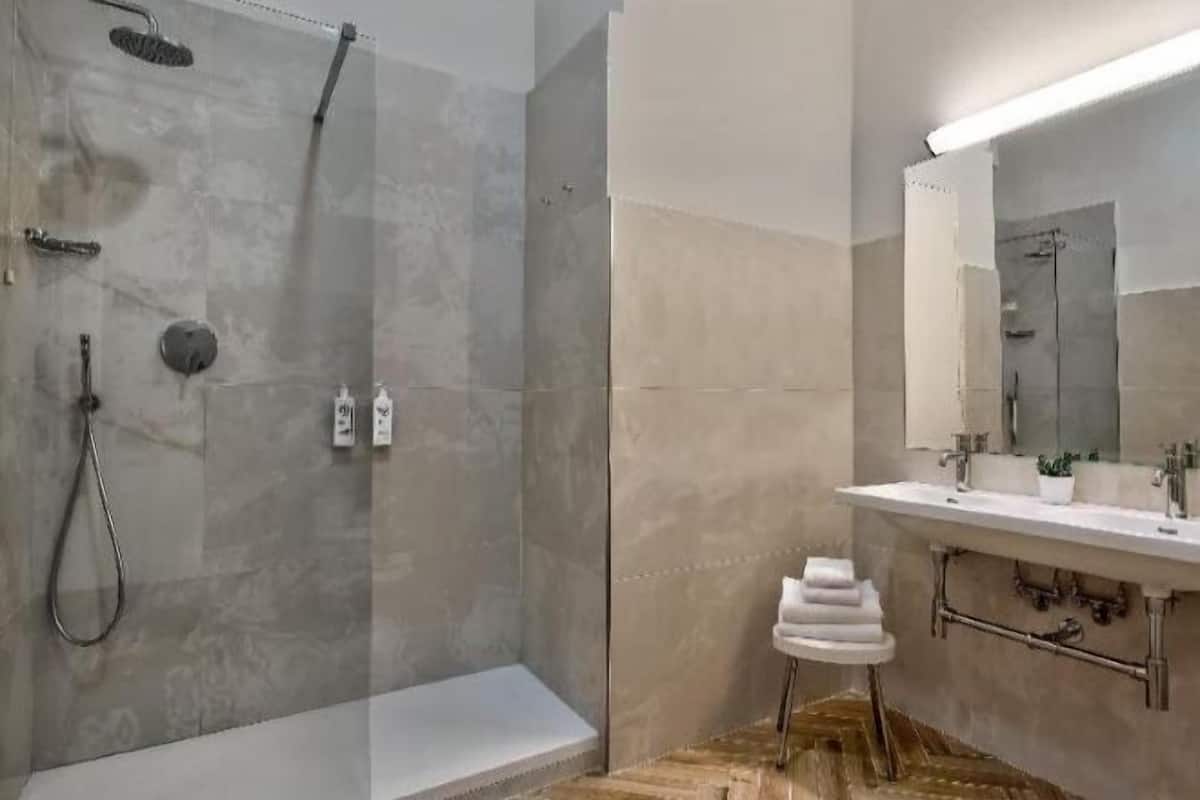 Bathroom | Combined shower/tub, rainfall showerhead, hair dryer, bidet
