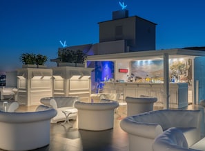 2 bars/lounges, rooftop bar