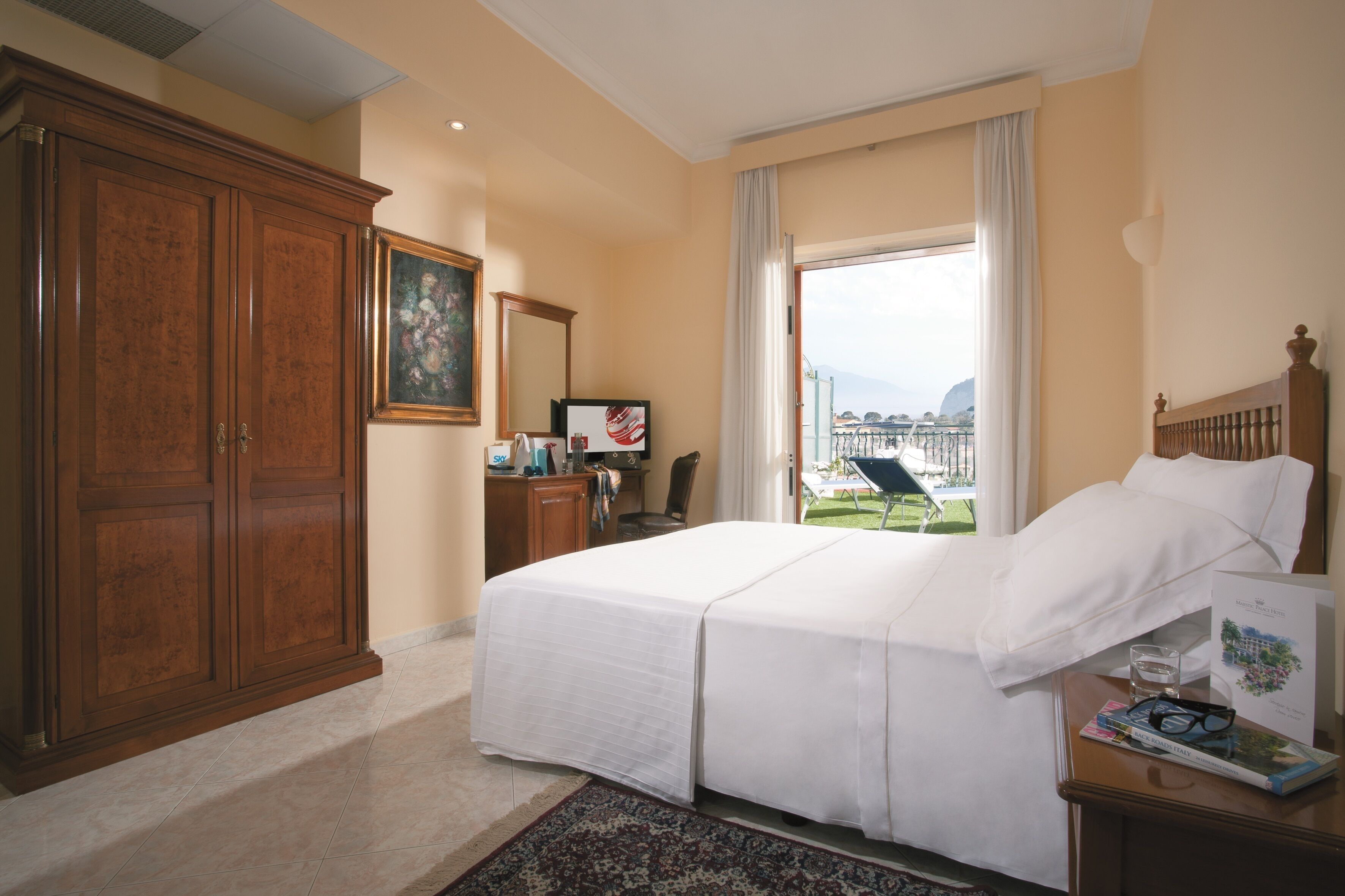 superior double room | 1 bedroom, minibar, in-room safe, desk