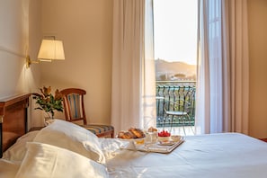 Minibar, coffres-forts dans les chambres, bureau, rideaux occultants