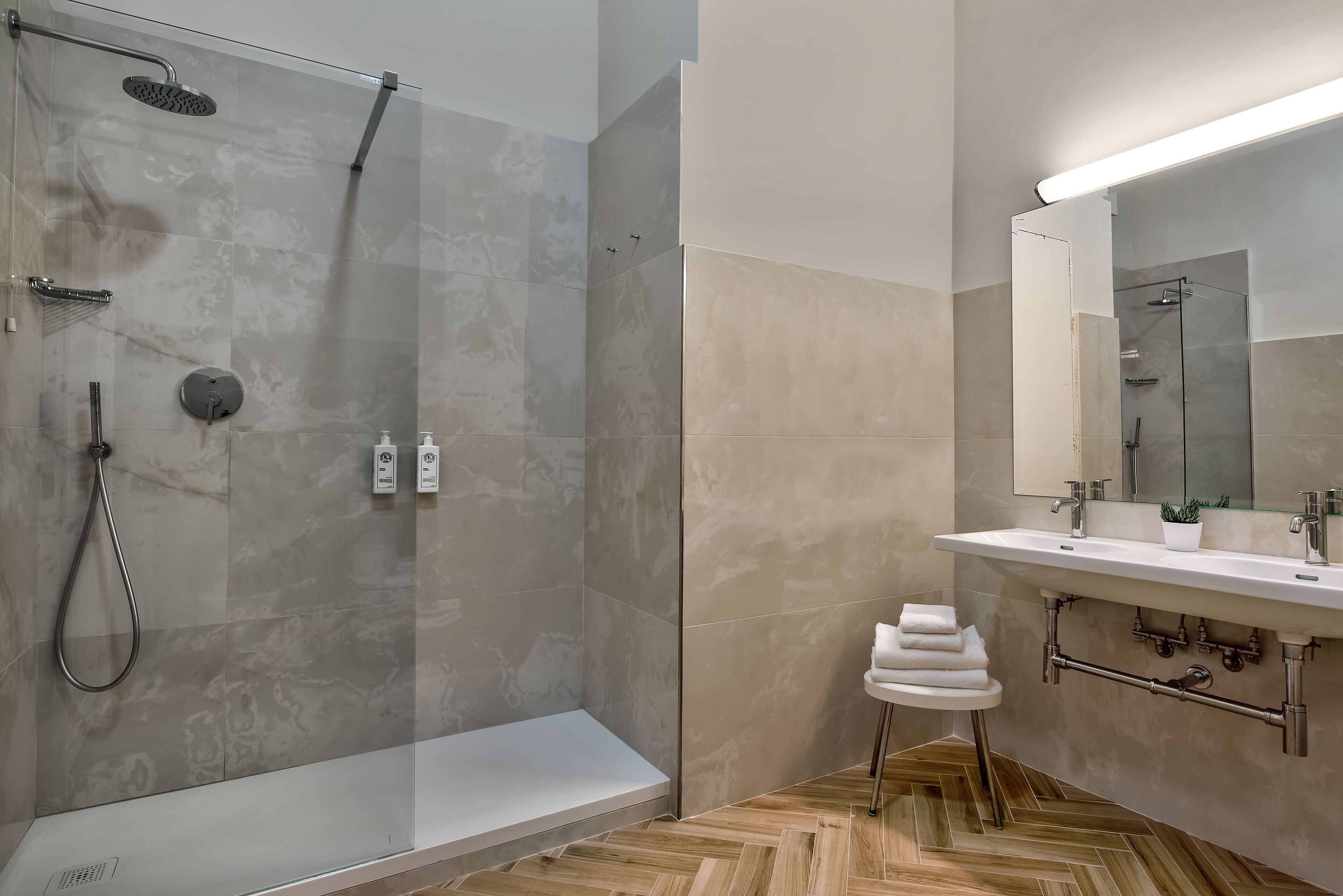 economy double or twin room | bathroom | combined shower/bathtub, rainfall showerhead, hair dryer, bidet