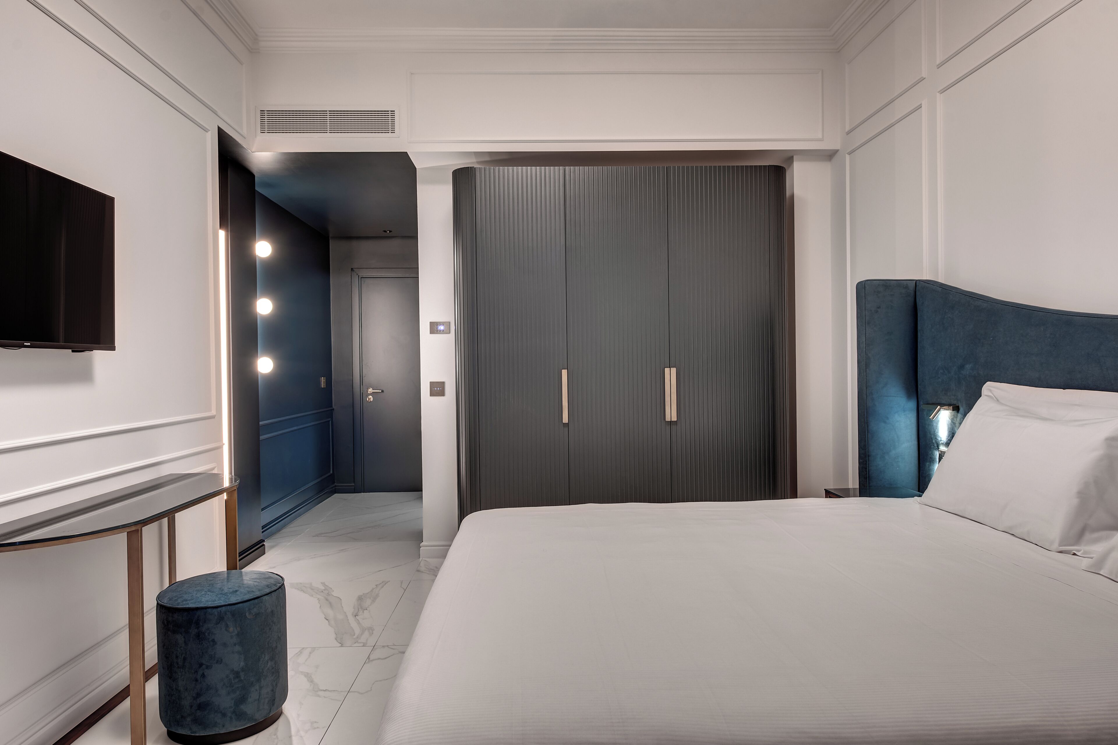 Hypo-allergenic bedding, minibar, in-room safe, desk