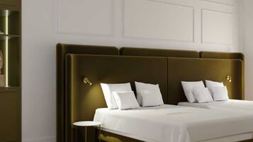 Un dormitorio moderno con una cama grande, una mesita de noche y una lámpara de pared.