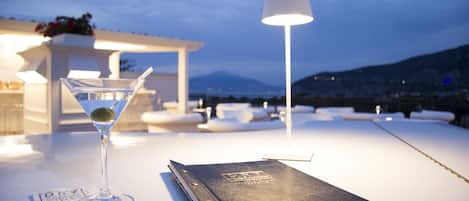 Outdoor pool, open 9:00 AM to 6:00 PM, pool loungers