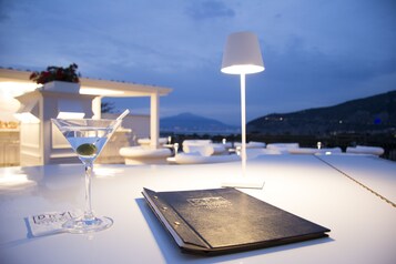 야외 수영장, 09:00 ~ 18:00 오픈, 일광욕 의자
