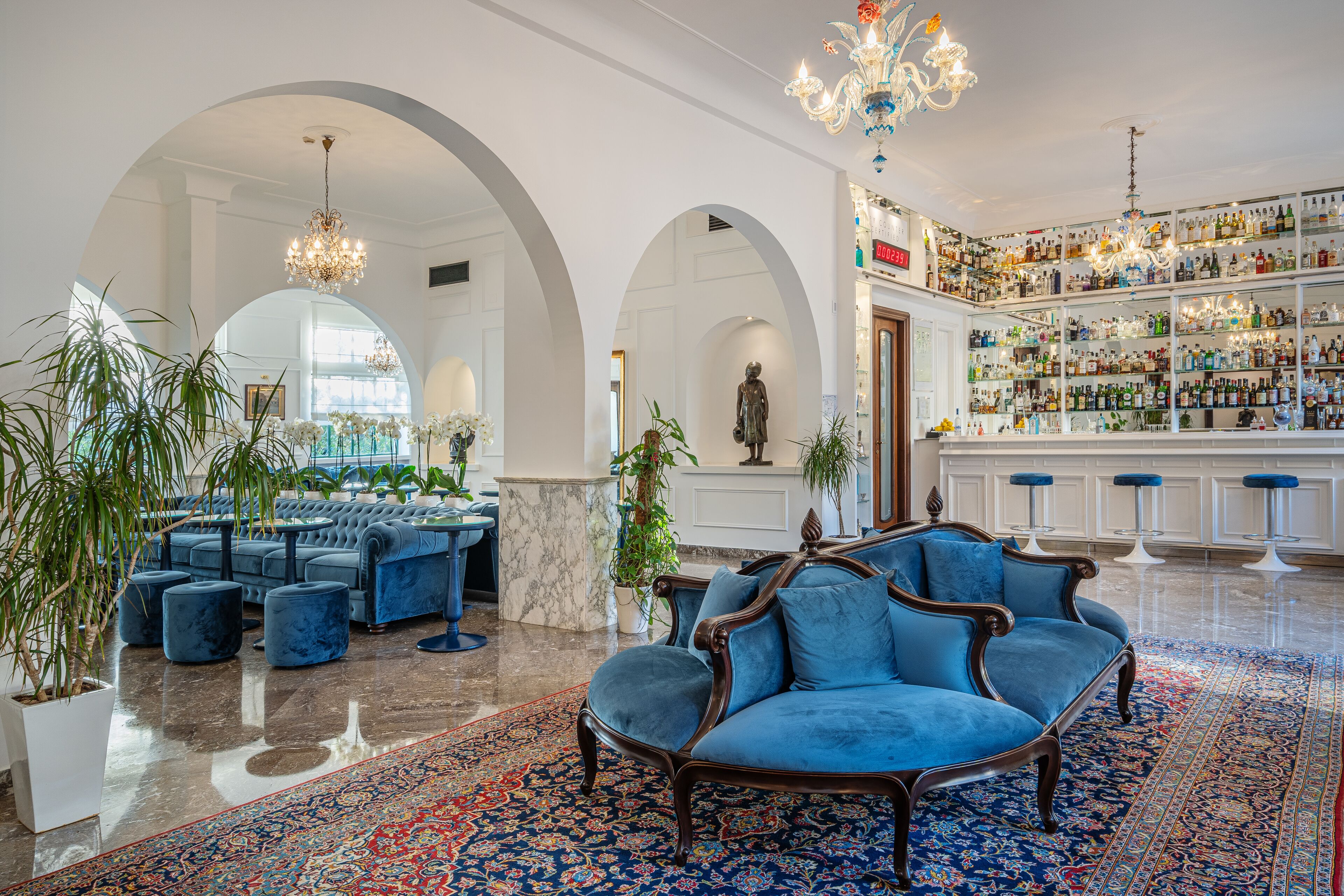 2 bars/lounges, rooftop bar