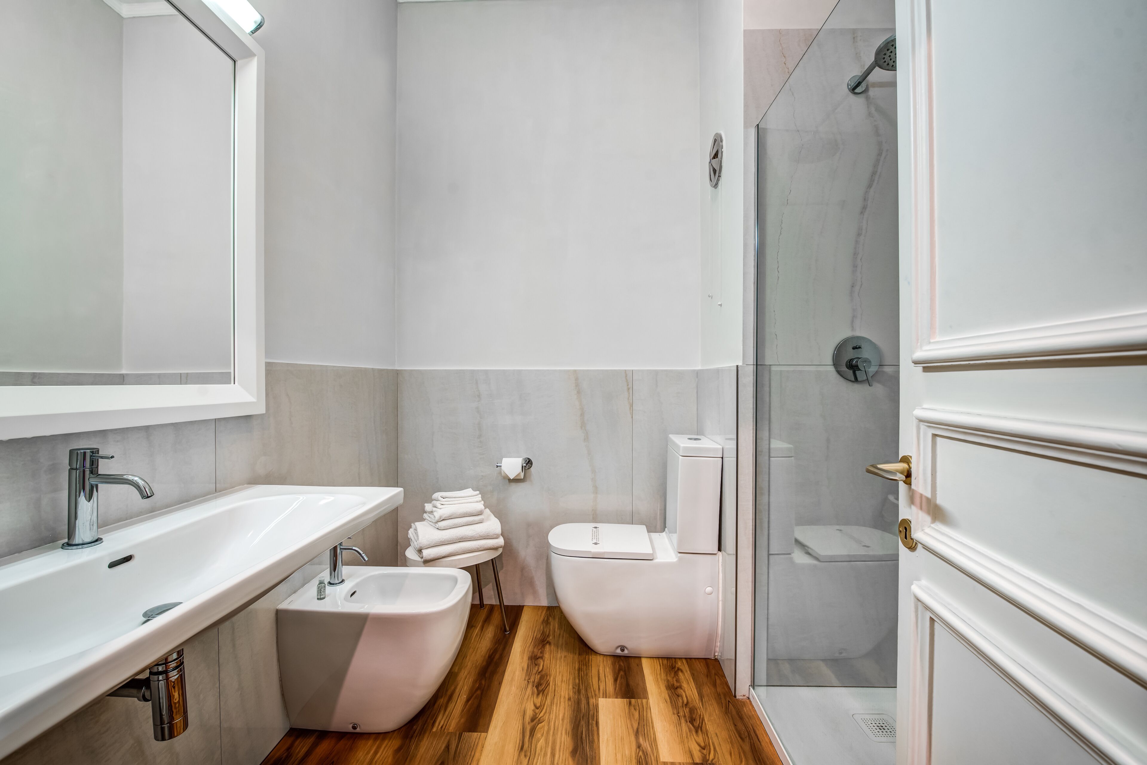 standard double room | 1 bedroom, minibar, in-room safe, desk