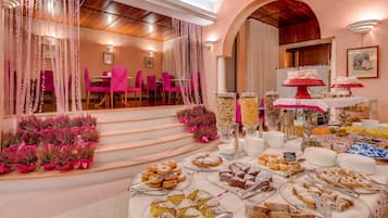 Daily continental breakfast (EUR 9 per person)