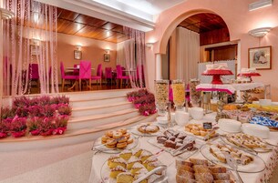 Daily continental breakfast (EUR 9 per person)