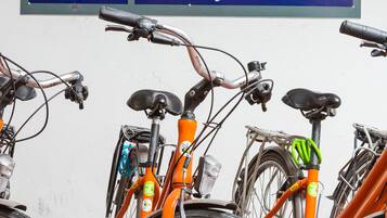 Schild des Hotel San Giusto mit Informationen zu Fahrradverleihpreisen.