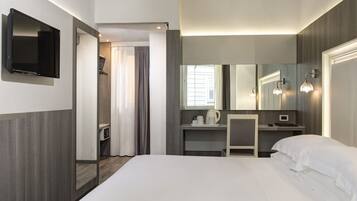 Habitación estándar | Ropa de cama hipoalergénica, edredones de plumas, minibar y caja fuerte